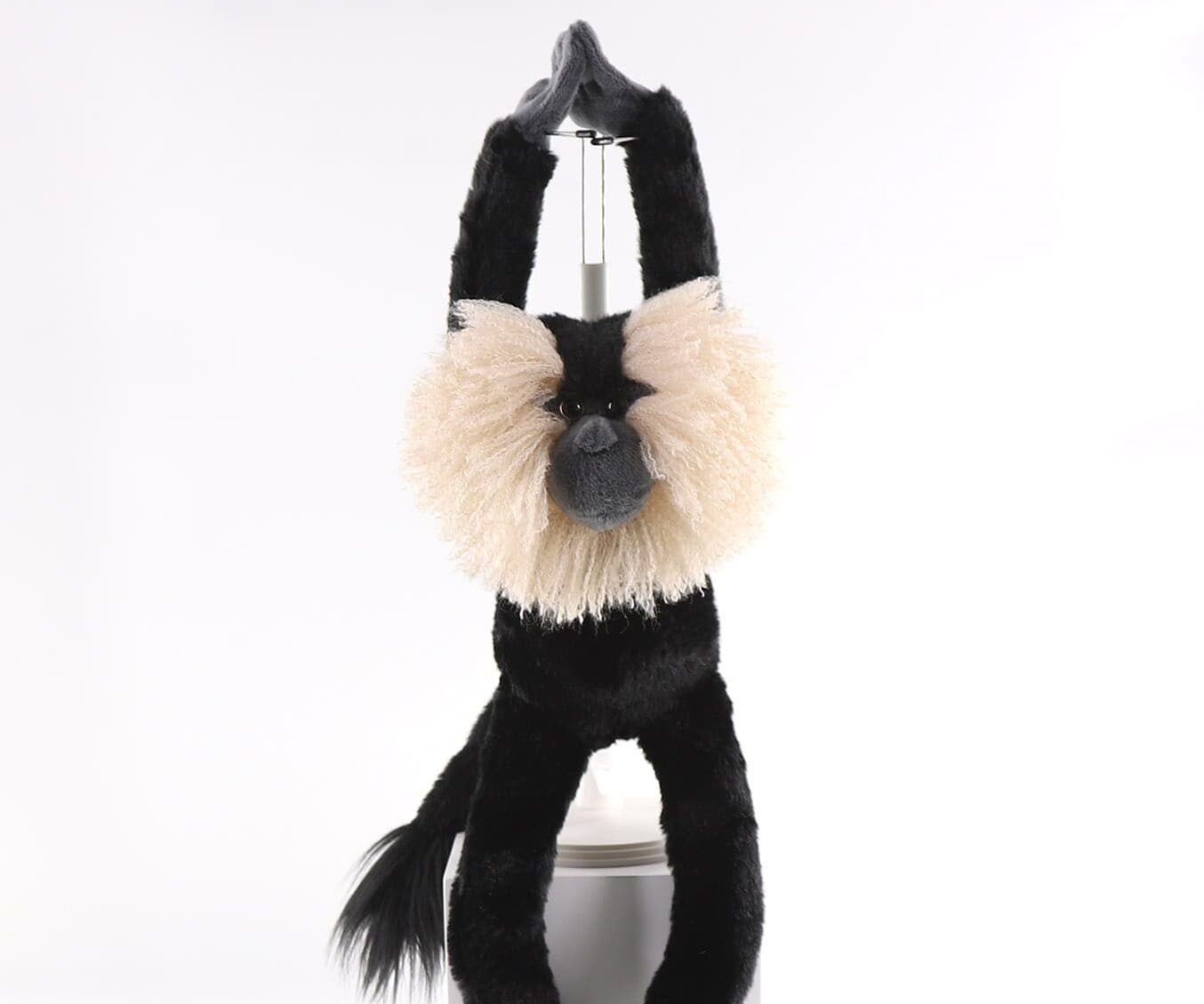 HB35838-46 hanging lion tailed macaque